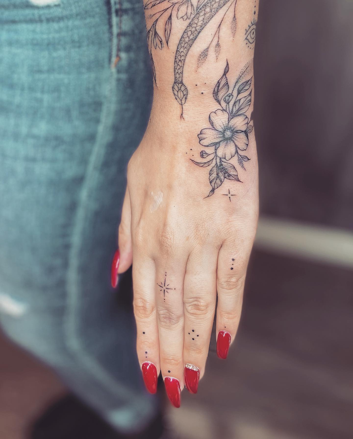 Discover more than 86 feminine hand tattoos - esthdonghoadian